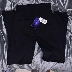 NWT LEONISA CROP LEGGING